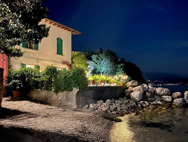 L'osteria di notte sul lago